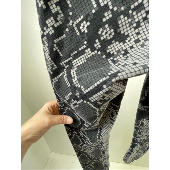 Lululemon Wunder Under Crop High Rise Ziggy Snake Slate Leggings Size 4 - Picture 5 of 9